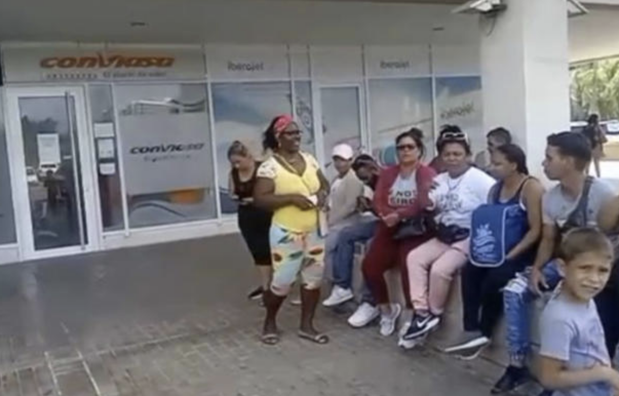 Muchos Cubanos llevan semanas haciendo fila en La Habana para comprar pasajes a Nicaragua